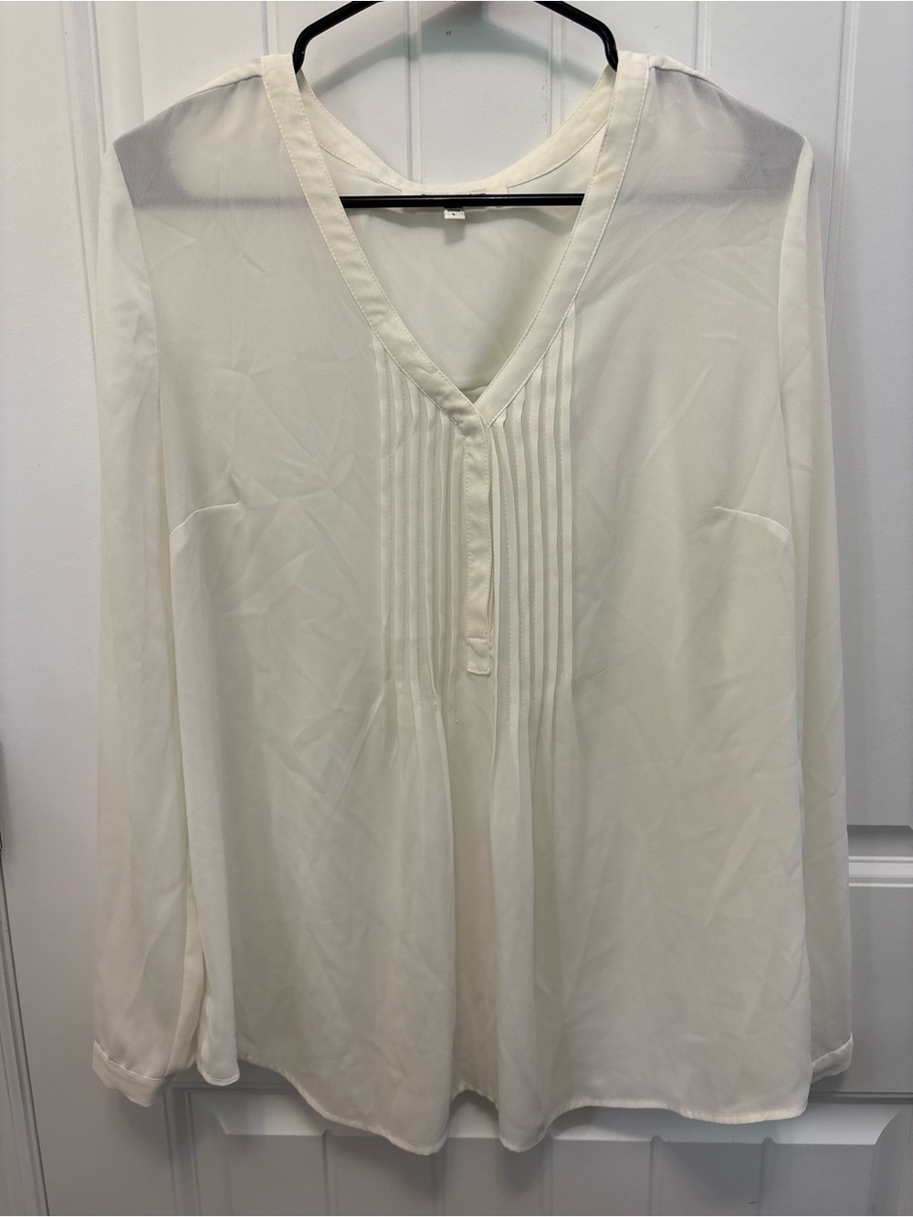 Black Rainn Women's off white V-Neck Pintuck Blouse. Size Large.